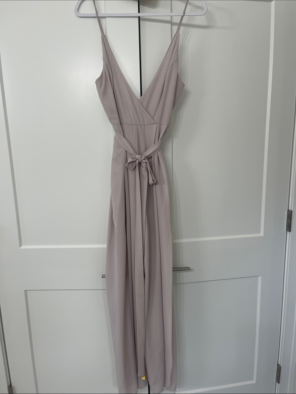 Sleeveless V-Neck pant suit with Self-Tie Waist in gray